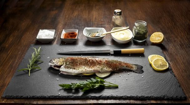 Preparing fish for the holidays - grilled trout - Foto, Bild