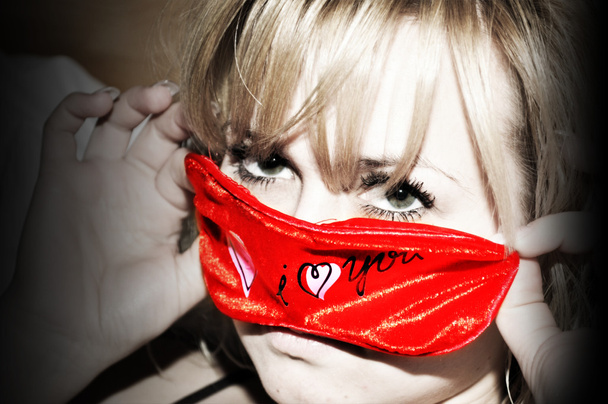Mulher loira com máscara vermelha
 - Foto, Imagem