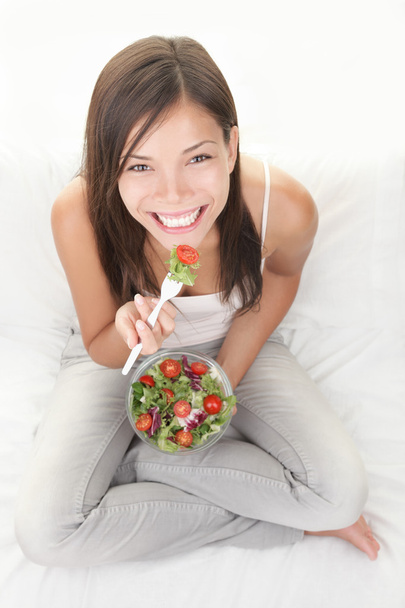 Mujer sana comiendo ensalada
 - Foto, Imagen