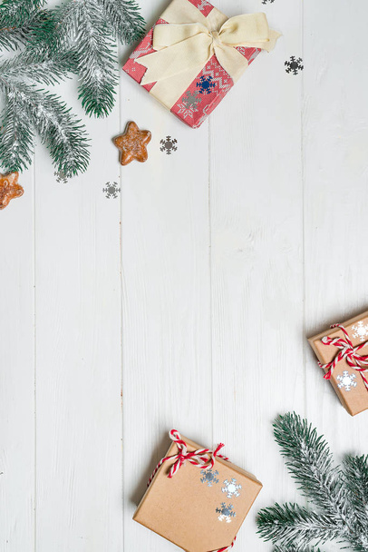 贈り物、松の枝や木製の背景のクリスマス飾りとクリスマスのお祝いの背景。クリスマス モックアップやグリーティング カード。トップ ビュー. - 写真・画像