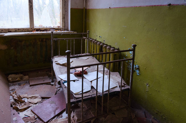 Makuuhuone hylätyssä päiväkodissa tuhoutuneessa kylässä Kopachi, 10 km Tsernobyl NPP vieraantuminen vyöhyke, Ukraina
 - Valokuva, kuva