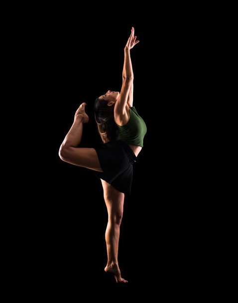 Mladá dívka tančí v studio na izolované pozadí - Fotografie, Obrázek
