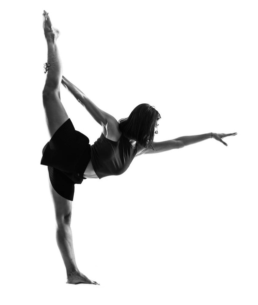Девушка танцует в студии на изолированном фоне в черно-белом
 - Фото, изображение