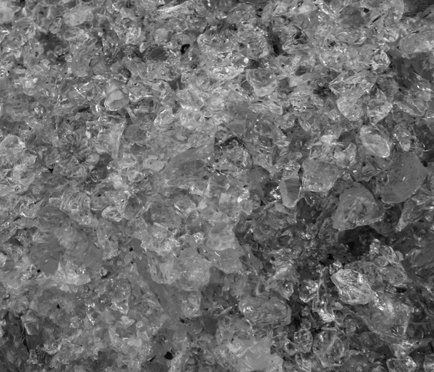 patroon van enkele geplette glaskristallen in macro close-up, een zwart-wit textuur achtergrond - Foto, afbeelding
