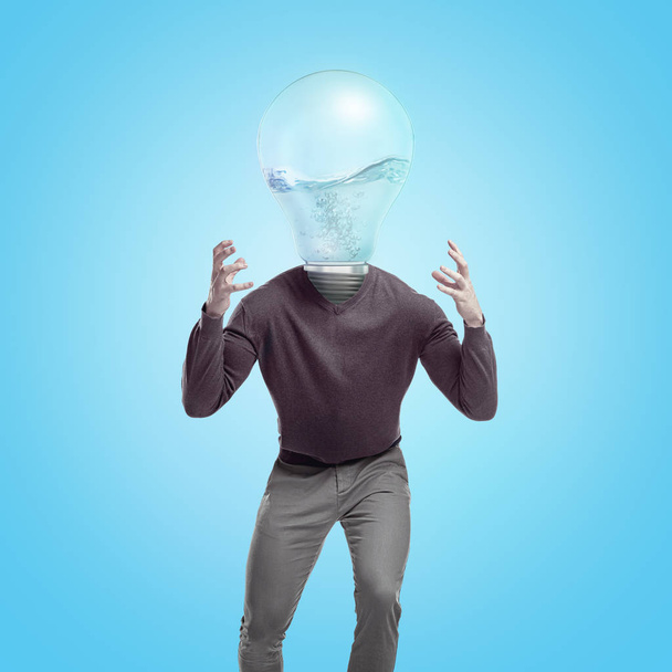 Homme avec une ampoule avec liquide au lieu de la tête paniquer sur fond bleu
 - Photo, image