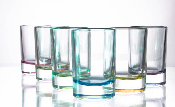Šest malých barevných sklenic na bílém pozadí zblízka - Fotografie, Obrázek