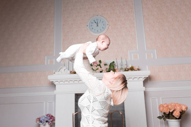 mom plays with the baby in the cozy living room. - Valokuva, kuva