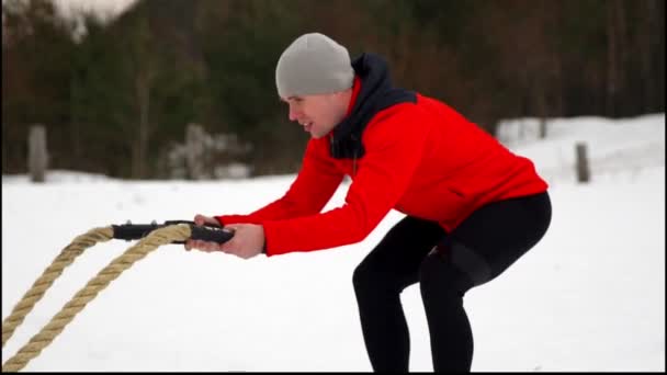 İp bir crossfit egzersiz fonksiyonel eğitim fitness kışın erkeklerle. Ağır çekim - Video, Çekim