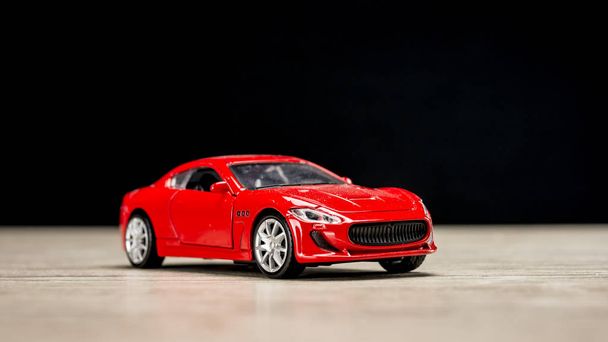 Close up tiro de um modelo de carro esporte vermelho
 - Foto, Imagem