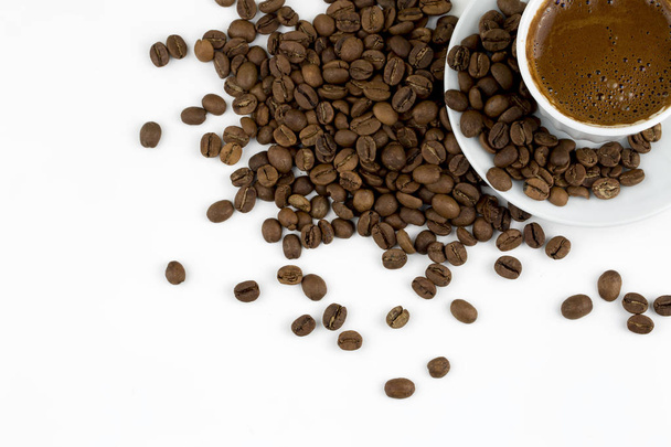 Türkischer Kaffee auf weißem Hintergrund. Kaffeebohnen  - Foto, Bild