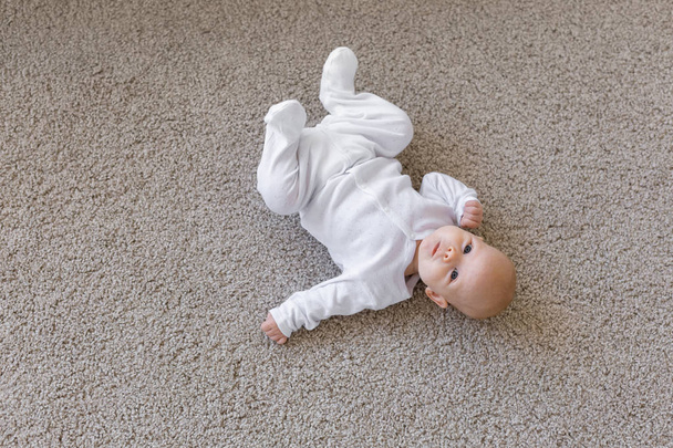 Koncepce-pohled dítěte na podlaze shora. - Fotografie, Obrázek