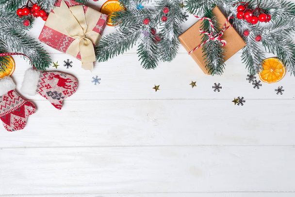 Régi fa háttér, a fenyő ágak. Ünnep ajándékok. Karácsonyi kártya. Felülnézet. Ajándék dobozok, fenyő ágak-a fa háttér - Fotó, kép