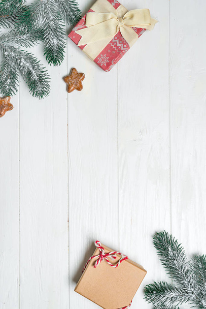 モミの枝で古い木製の背景。クリスマスのプレゼント。クリスマス カード。平面図です。木製の背景上のモミの枝でギフト ボックス - 写真・画像