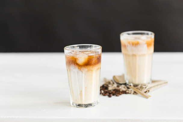 Delicioso concepto de bebida - Café helado en un vaso con hielo
. - Foto, imagen