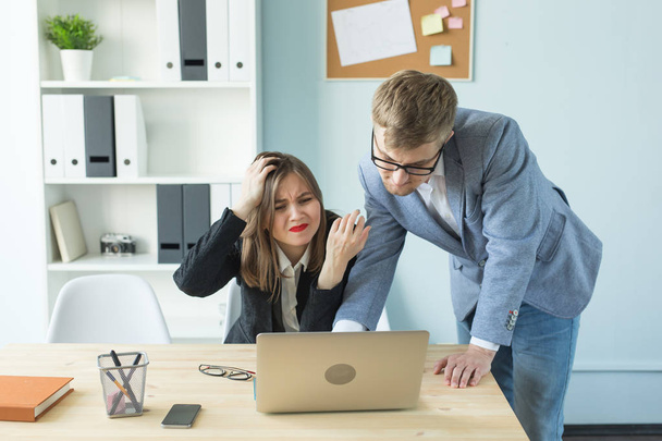 Бізнес, стрес і концепція людей - жінка і чоловік працюють разом в офісі і думають про проект. Погані емоції на роботі
 - Фото, зображення