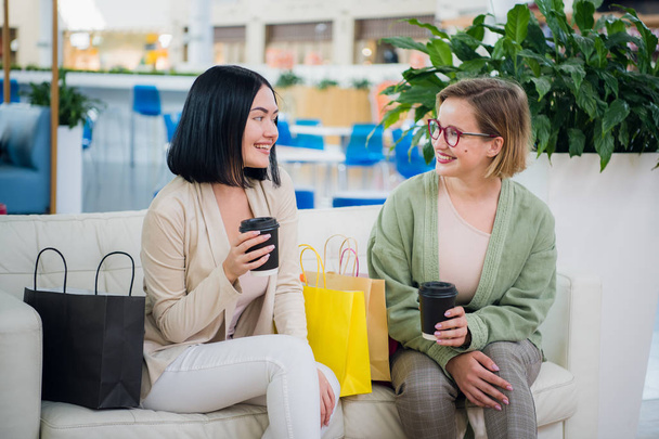 dos mujer joven charlando en una cafetería
 - Foto, Imagen
