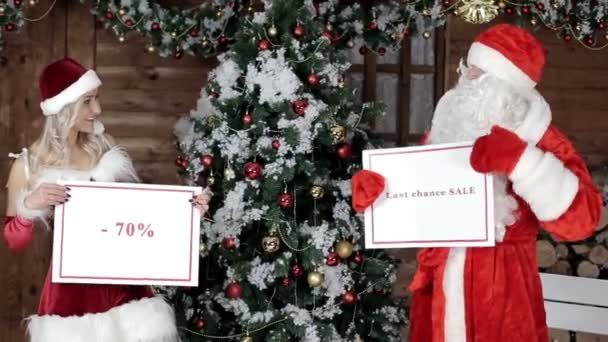 Santa Claus con su nieta, anuncia la última oportunidad del 70%. Atmósfera de Navidad. Navidad y Feliz Año Nuevo
 - Metraje, vídeo