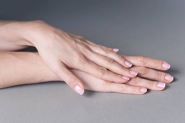 Hermosas manos femeninas con manicura francesa
  - Foto, imagen