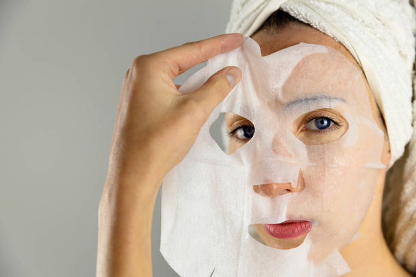 Όμορφες γυναίκες που εφαρμόζουν μάσκα προσώπου με ενυδατική κρέμα - Φωτογραφία, εικόνα