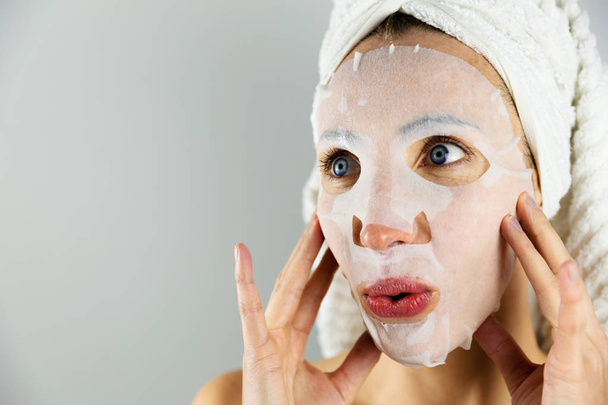 Belles femmes appliquant un masque facial avec hydratant - Photo, image