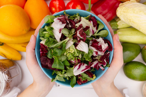 Alimentación vegetal nutrición y concepto de medicación. Nutricionista ofrece dieta de verduras saludables. - Foto, imagen