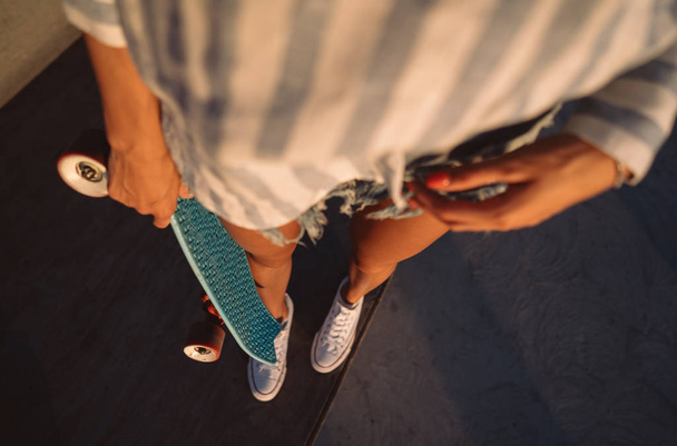 Ноги молодой девушки с близкого расстояния
 - Фото, изображение