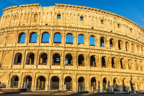 Koloseum Rzymu pod błękitnym letnim niebem - Zdjęcie, obraz