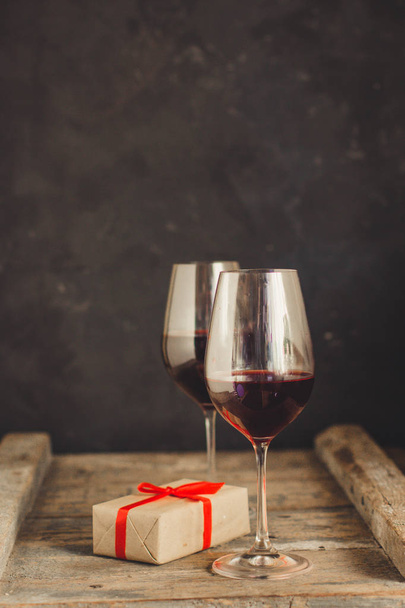 vin, vin rouge, verre transparent sur une table en bois, un cadeau. Vue de dessus. espace de copie
 - Photo, image