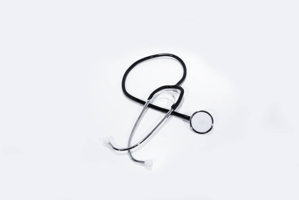 Stethoskop isoliert auf weißem Hintergrund. Abstraktes Foto der Medizin. - Foto, Bild