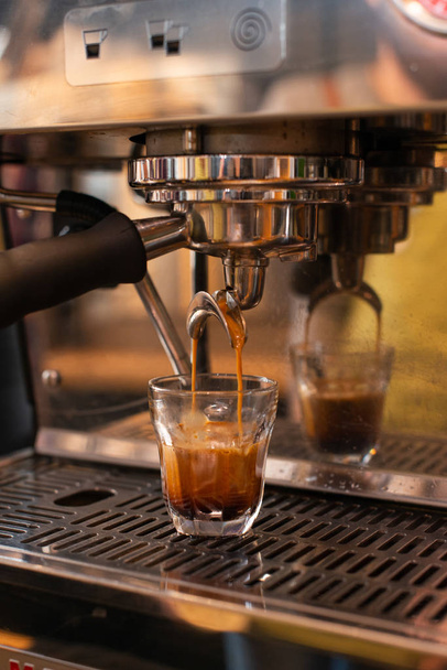 máquina de café expresso derramando café expresso, barista no trabalho, cena de café, fazendo café expresso
 - Foto, Imagem