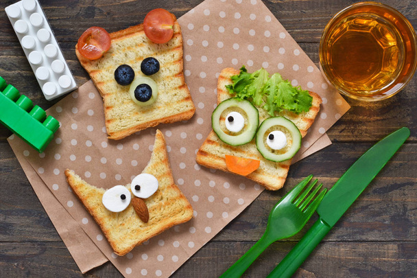 Baby grappige toast - ontbijt voor kinderen. - Foto, afbeelding