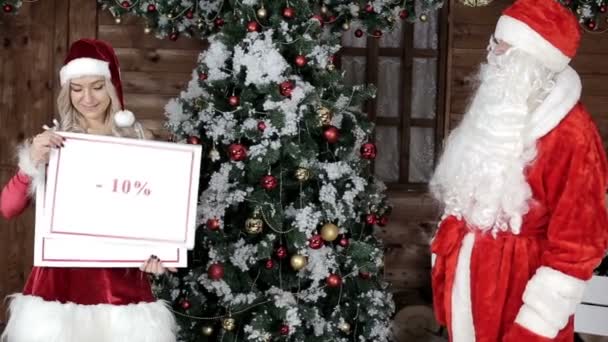 Santa Claus con su sobrina, elegir el porcentaje de descuentos para las vacaciones de invierno. Atmósfera de Navidad. Navidad y Feliz Año Nuevo
 - Metraje, vídeo