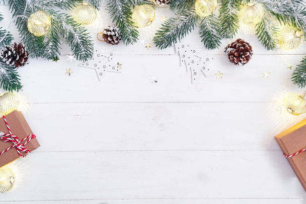 Vánoční nápis prázdná šablona s jedle větve světla a různé výzdoba na bílé dřevěné stolní - Fotografie, Obrázek