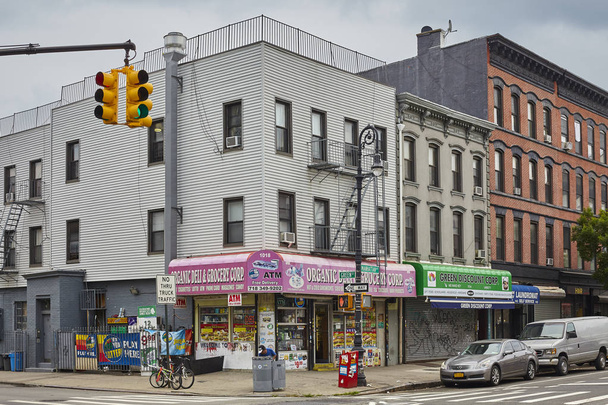 New York, USA - 04 luglio 2018: Negozi all'angolo tra Manhattan Avenue e Green St. Greenpoint, nota anche come Little Poland, hanno una grande comunità polacca immigrata e polacco-americana
. - Foto, immagini