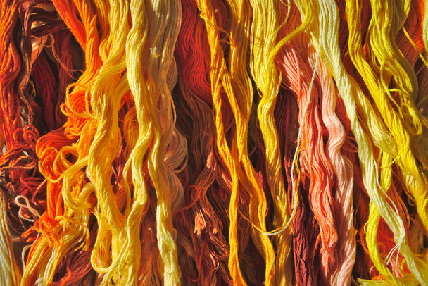 кольорова схема жовтої бавовняної нитки для вишивання
 - Фото, зображення