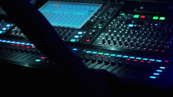 Soundman werken op de mengtafel - Video
