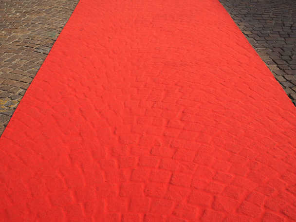 alfombra roja en blanco para marcar la ruta de los jefes de Estado, vips y celebridades en ocasiones ceremoniales y formales o eventos
 - Foto, imagen