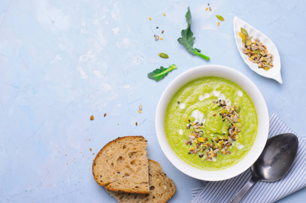 Sopa de crema de brócoli vegano verde con leche de anacardo no láctea y mezcla de semillas, Comida saludable desintoxicación, Deliciosa comida vegetariana
 - Foto, imagen