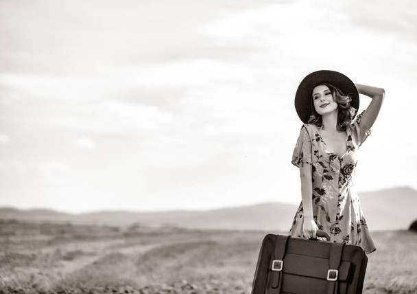 bavul ile kırsal kadın - Fotoğraf, Görsel