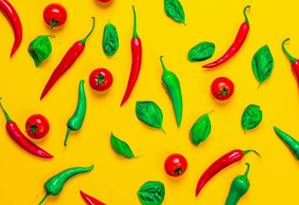 Powyżej widok papryczki chili i pomidory z bazylią - Zdjęcie, obraz