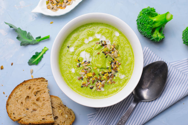Zöld a vegán brokkoli krémleves, kesudió nem tejtermékek tej és vetőmag Mix, méregtelenítő, egészséges táplálkozás, finom vegetáriánus étel - Fotó, kép
