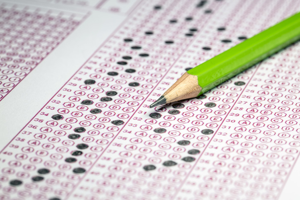 Examen examen papel de prueba con dibujo a lápiz elección seleccionada en hojas de respuesta en la escuela
 - Foto, Imagen