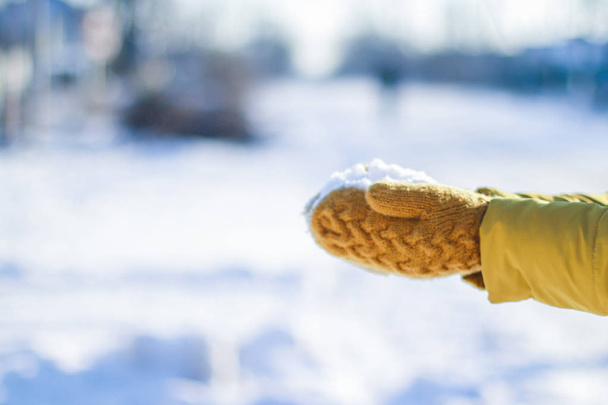 Žena držící sníh v rukou na zimní den - Fotografie, Obrázek