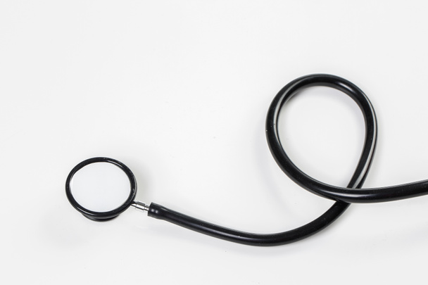 Stethoscope sur fond blanc avec vue de dessus de l'espace de copie
 - Photo, image