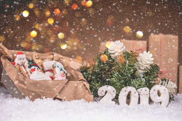 Kerst peperkoek in een doos, cadeau- en Kerst decoraties voor de feestdagen op houten achtergrond met sneeuw. Prettige kerstdagen en gelukkig Nieuwjaar 2019. - Foto, afbeelding