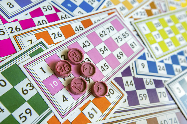 Tarjetas de bingo (Tombola / lotto) y con números aislados
 - Foto, imagen
