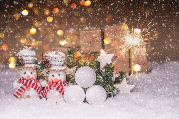 Couple bonhomme de neige avec décorations de Noël et neige. Joyeux Noël et bonne année
 - Photo, image