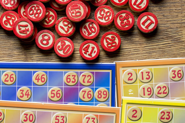 Bingo-kortit (Tombola / lotto) ja numerot eristetty
 - Valokuva, kuva