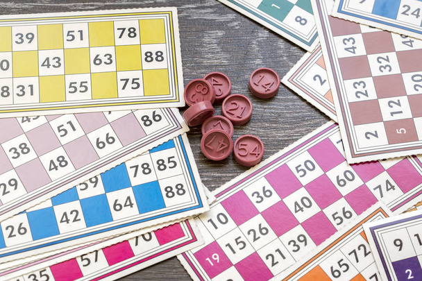 Tarjetas de bingo (Tombola / lotto) y con números aislados
 - Foto, imagen