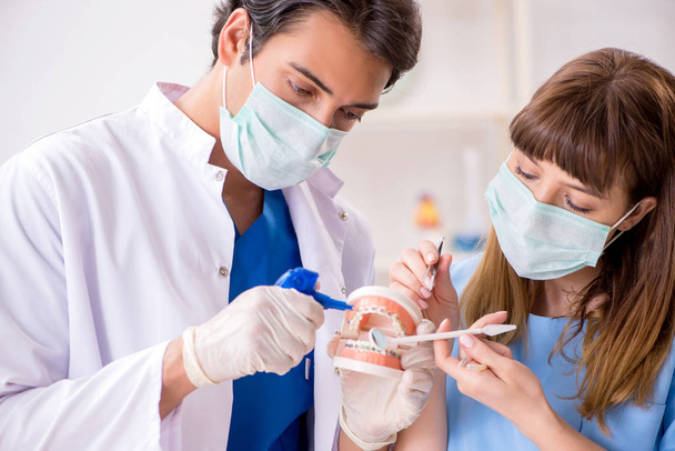 Konzept der Zahnbehandlung beim Zahnarzt - Foto, Bild